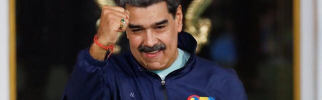 Правдиво ли видео, на котором венесуэльцы срывают огромный баннер с портретом Мадуро?