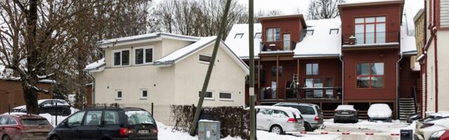 ФОТО | Во дворе дома продают трехкомнатную постройку. Юрист предупреждает о возможной незаконности проживания