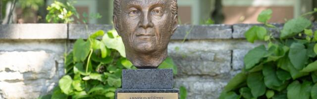 ФОТО | В Розовом саду Канцелярии президента открыли бюст Арнольда Рюйтеля