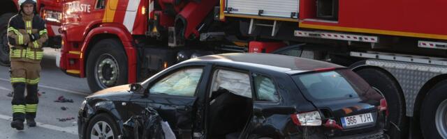 ФОТО | В Тарту столкнулись пожарная машина и два легковых автомобиля, пострадали четыре человека