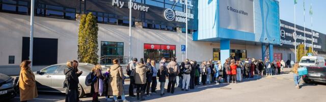„Я хочу ходить в магазин дважды в день!“ Новый порядок парковки у популярного торгового центра вызвал бурю негодования в соцсетях