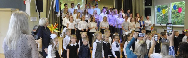 В первый класс провожали бурными аплодисментами