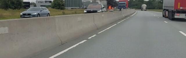 ВИДЕО и ФОТО | На обочине дороги в Харьюмаа загорелся автомобиль