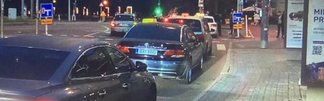 Новая проблема: в Таллинне такси выстраиваются на остановках, водители ночных автобусов проезжают мимо