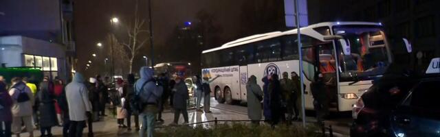 В Варшаву прибыли 90 освобожденных в Беларуси политзаключенных