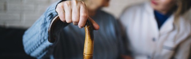 Из-за нехватки персонала дома престарелых могут просить помощи у местных самоуправлений