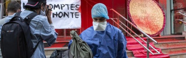 ФОТО: В Париже протестанты залили искусственной кровью вход в здание минздрава