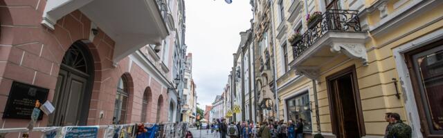 Посольство РФ в Таллинне закидал яйцами российский журналист Аркадий Бабченко