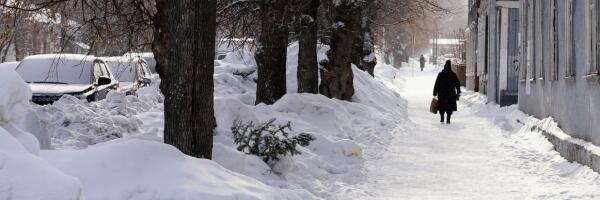 С улиц Риги постепенно вывозят накопившийся снег