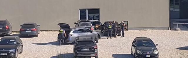 ВИДЕО | У Тартуской тюрьмы мужчина размахивал похожим на оружие предметом и был задержан полицией