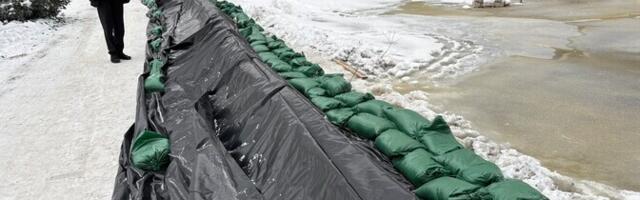 ФОТО: в реке Пыльтсамаа растет уровень воды, для защиты жилых домов установили барьеры