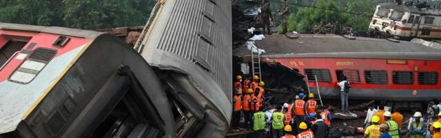 В Индии при столкновении поездов погибли более 280 человек