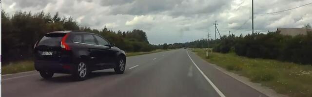 ВИДЕО | Опасный момент! Ехавший по шоссе автомобиль был на грани столкновения с внедорожником