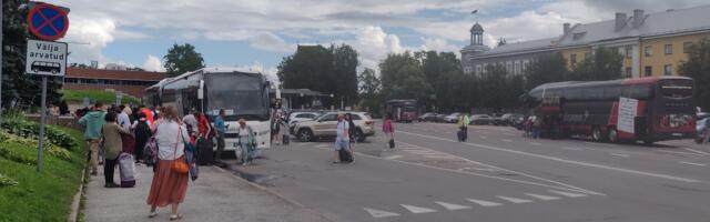 На нарвском погранпункте проверяют багаж у каждого, что увеличило очереди