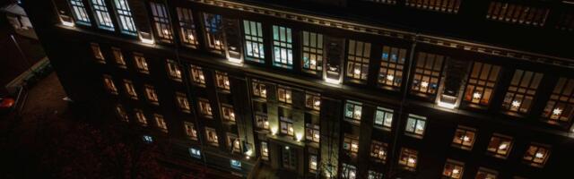 Легендарные рождественские звезды освещают рабочие места в Эстонии