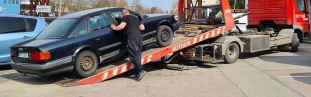 Таллинские "брошенки": город продолжает борьбу с автохламом на улицах