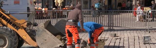 На Ратушной площади Таллинна выравнивают мощеное покрытие