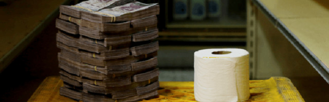 Власти Венесуэлы решили повысить минимальную зарплату до 2,5 доллара