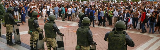 ОНЛАЙН-БЛОГ | В Минске на площади Независимости военные опустили щиты. Девушки со слезами на глазах бросились их обнимать