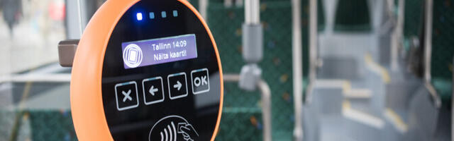 В городском автобусе Таллинна при торможении упала женщина