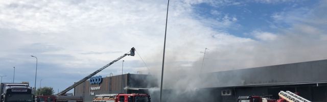 Из-за пожара на складе в Ласнамяэ из двух магазинов эвакуировали людей