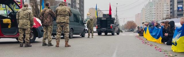Правдиво ли видео о том, как в Киевской области провели минуту молчания в память о солдате под бой кремлёвских курантов?