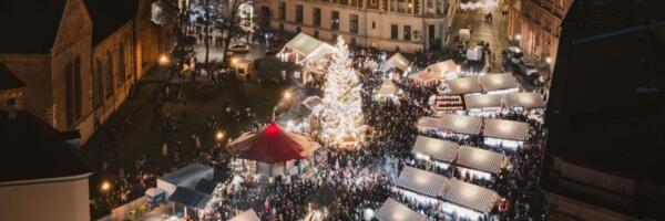 На Домской площади в Риге открывается рождественский базарчик
