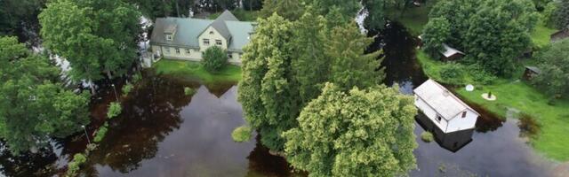 ФОТО: вышедшая из берегов из-за дождей река Рейу затопила деревню Сурью в Пярнумаа