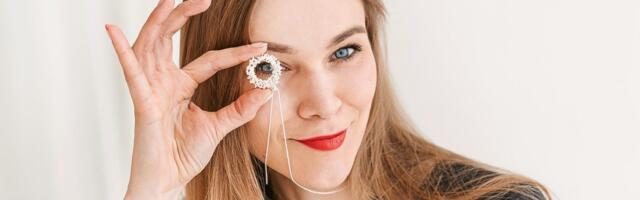 «Янтарь — это не сувенир»: почему его снова носят по всей Европе