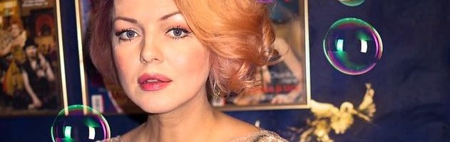 Беатриче возрождает моду на смокинги и глубокие вырезы