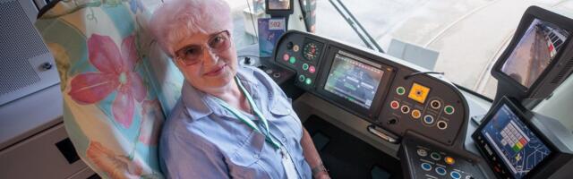 Водитель трамвая, полвека проработавшая на улицах столицы: „Самые опасные люди — люди в наушниках“