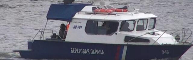 ФОТО | На реке Нарва на катере пограничной службы РФ развевался флаг ЧВК „Вагнер“