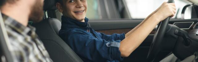 Учить ребенка водить машину: где это разрешено, а где грозит штраф