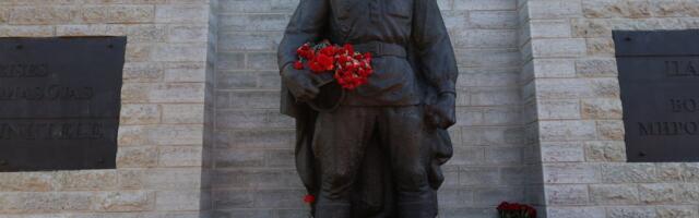 ФОТО | К Бронзовому солдату уже принесли цветы