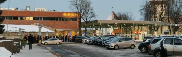 Граница в Нарве: 10 иностранцев не впустили в Эстонию, у двух обнаружили вещи с советской символикой