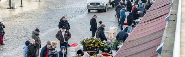 ФОТО | Люди спешат за цветами с самого утра — на улице Виру очереди