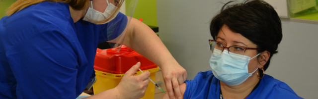 Первые 65 сотрудников Нарвской больницы сделали прививки от коронавируса   ГАЛЕРЕЯ