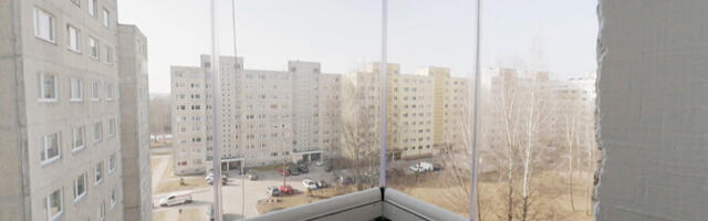 "Зеркало": жительнице Хааберсти застеклили балкон с задержкой на полгода