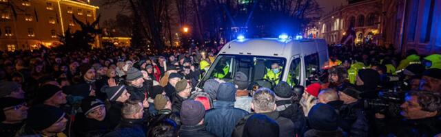 БУНТ В ЦЕНТРЕ РИГИ ⟩ На запрещенную акцию протеста против принудительной вакцинации собрались тысячи людей