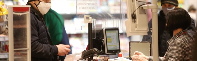 Новые ограничения в Латвии: в супермаркетах стенды с «запрещенными» товарами отделяют лентами и пленкой