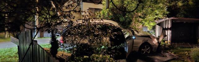 ФОТО |  В Пирита пьяный несовершеннолетний водитель без прав протаранил забор дома