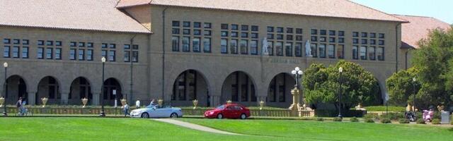 Стэнфордский университет уволил 360 сотрудников из-за сокращения федерального финансирования