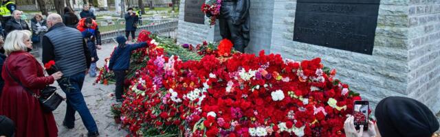 ПАМЯТКА | 9 мая в Эстонии: можно ли приходить к Бронзовому солдату? А с портретом ветерана войны и георгиевской ленточкой?