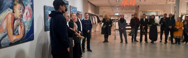 В Нарве при необыкновенном стечении народа открыли выставку памяти художницы Елены Колли