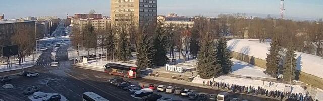 Граница в Нарве сейчас: очередь начинает расти