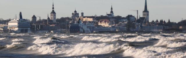 Штормовой ветер поднимает на Балтийском море волны высотой до пяти метров