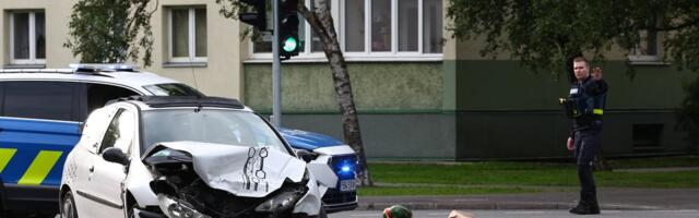 ФОТО | В Мустамяэ столкнулись два легковых автомобиля, один человек доставлен в больницу