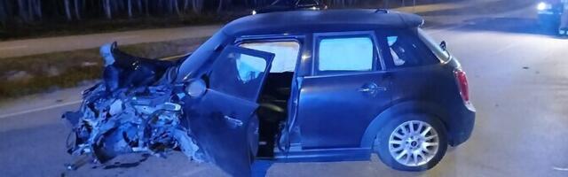 ФОТО: в Хааберсти разбился автомобиль, врезавшийся в дорожное ограждание