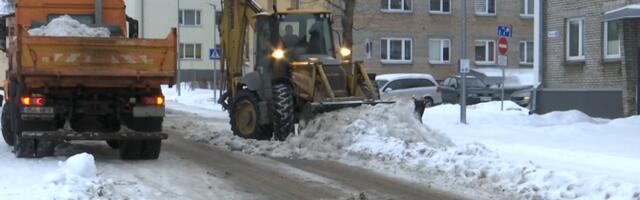 В Нарве мешающие уборке улиц автомобили будут эвакуировать