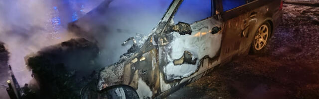 Спасатели: автомобиль сгорел дотла